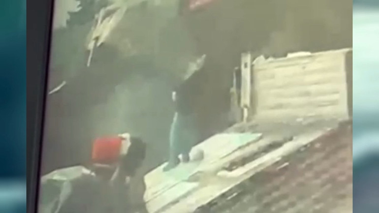  İşçinin üzerine yıldırım düştü Dehşete düşüren olay kamerada