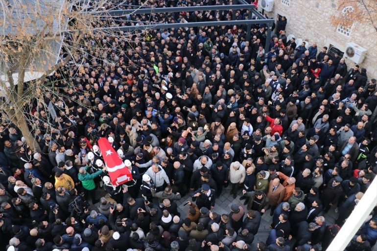 Yalova Emniyetinde şehit polisler için tören | Acılı eşin isteği yerine getirildi... Anne babası yoktu, mahşeri kalabalıkla uğurlandı