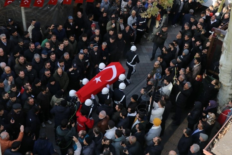 Yalova Emniyetinde şehit polisler için tören | Acılı eşin isteği yerine getirildi... Anne babası yoktu, mahşeri kalabalıkla uğurlandı