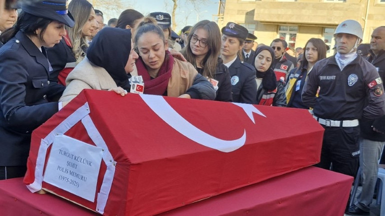 Yalova Emniyetinde şehit polisler için tören | Acılı eşin isteği yerine getirildi... Anne babası yoktu, mahşeri kalabalıkla uğurlandı