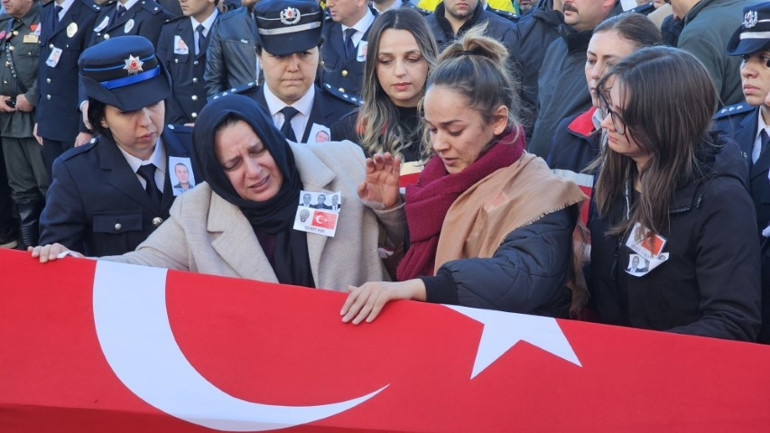Yalova Emniyetinde şehit polisler için tören | Acılı eşin isteği yerine getirildi... Anne babası yoktu, mahşeri kalabalıkla uğurlandı