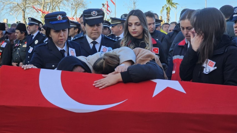 Yalova Emniyetinde şehit polisler için tören | Acılı eşin isteği yerine getirildi... Anne babası yoktu, mahşeri kalabalıkla uğurlandı