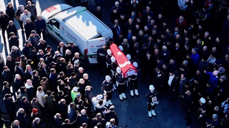 Yalova Emniyetinde şehit polisler için tören | Acılı eşin isteği yerine getirildi... Anne babası yoktu, mahşeri kalabalıkla uğurlandı