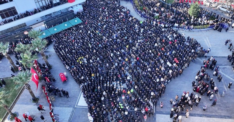 Yalova Emniyetinde şehit polisler için tören | Acılı eşin isteği yerine getirildi... Anne babası yoktu, mahşeri kalabalıkla uğurlandı