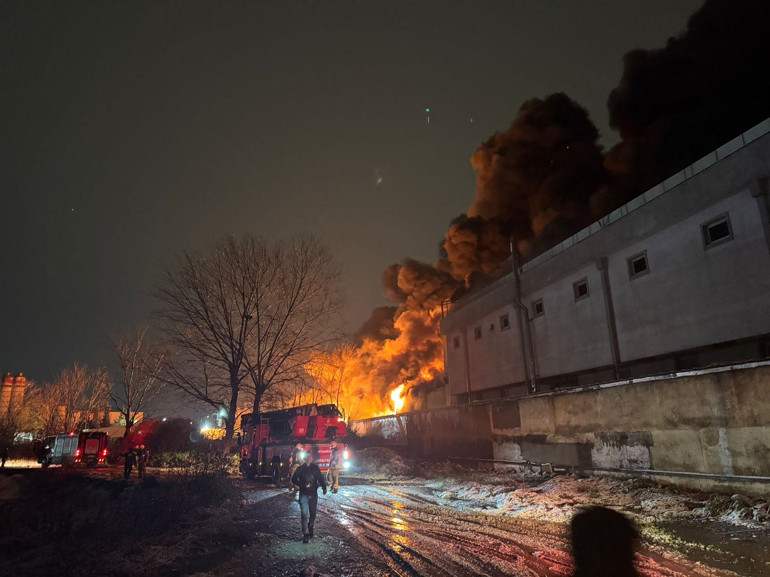 Esenyurtta korkutan fabrika yangını