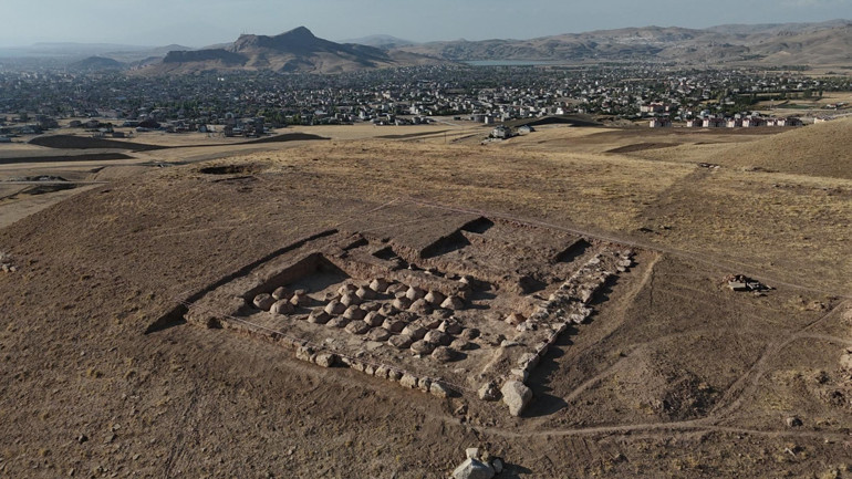 2025’in en dikkat çekici arkeolojik keşiflerinden.... Urartu dönemine ait çivi yazılı 76 pithos
