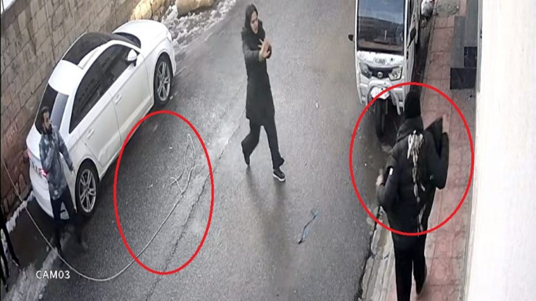 Kopan elektrik teli yoldan geçen gencin üzerine düştü