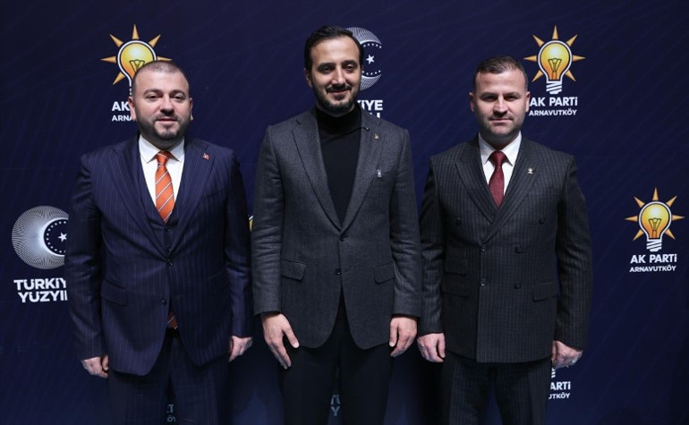  CHPden istifa edip AK Partiye katılanlara rozetleri takıldı