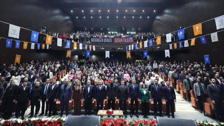  CHPden istifa edip AK Partiye katılanlara rozetleri takıldı