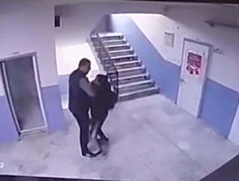 Otizmli öğrenciyi merdivenlerden iten okul müdürü için yeni karar