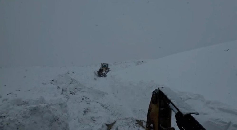 Artvinde çığ meydana geldi Vali duyurdu: 3 kişi çığ altında kaldı