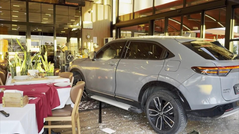 Müzisyen Cahit Berkayın kullandığı otomobil restorana girdi