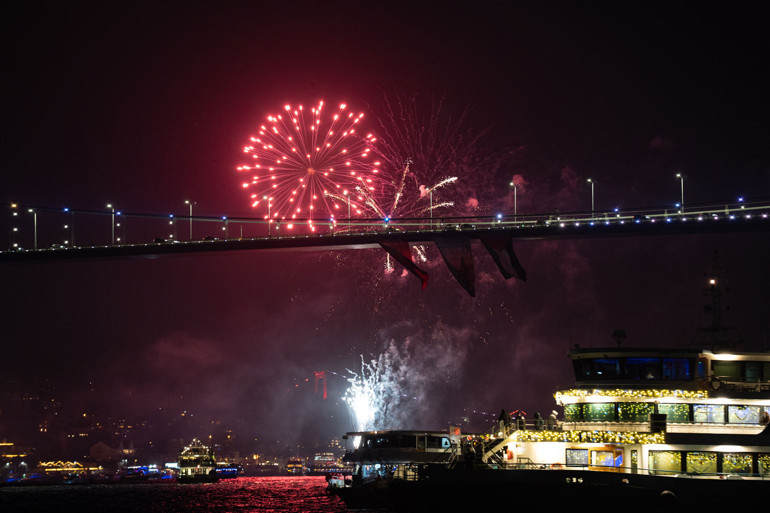Türkiyenin dört bir yanında yeni yıl coşkusu