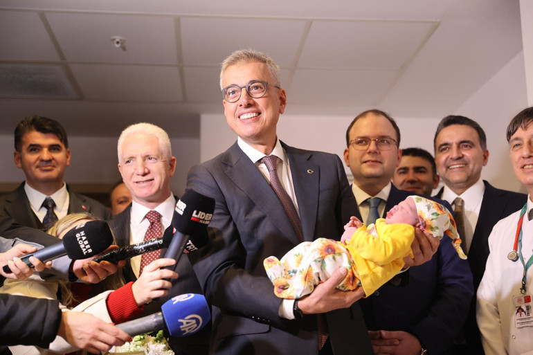 Bakan Memişoğlu, yeni yılın ilk bebeklerini ziyaret etti