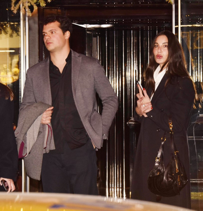 Flaşlar korkuttu... Otelden tekneli kaçış