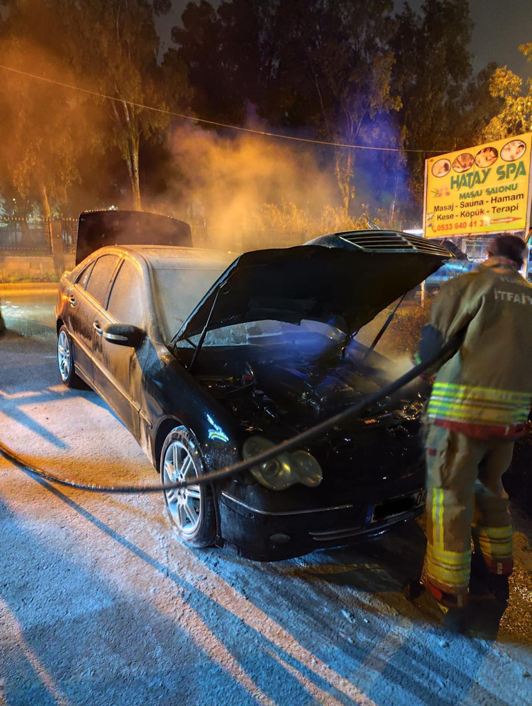 Antakya’da araç yangını meydana geldi
