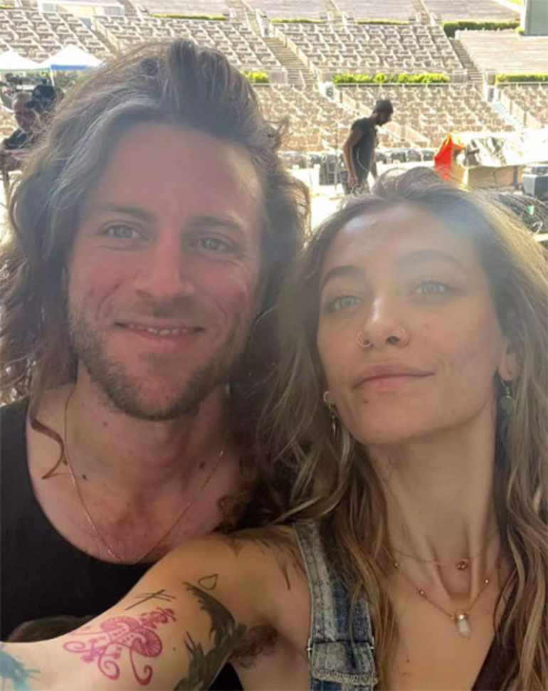 Babasından kalan büyük miras saadet getirmedi... Bir de üstüne nişan attı...Huzurun peşine düştü, kendini yollara vurdu