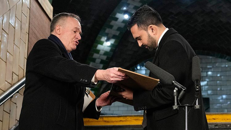 New Yorkun yeni Belediye Başkanı Zohran Mamdani, Kur’an-ı Kerim üzerine el basarak göreve başladı