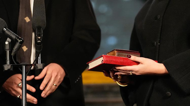 New Yorkun yeni Belediye Başkanı Zohran Mamdani, Kur’an-ı Kerim üzerine el basarak göreve başladı