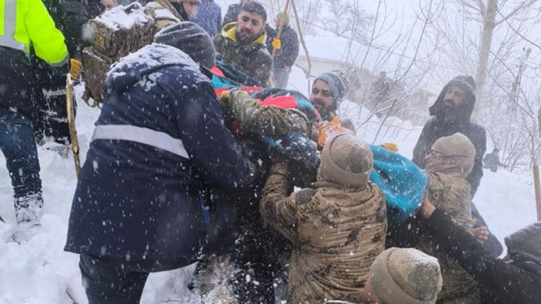 Son dakika... Vanda iki mahalleye çığ düştü: 1 kişi hayatını kaybetti, 20 ev tahliye edildi
