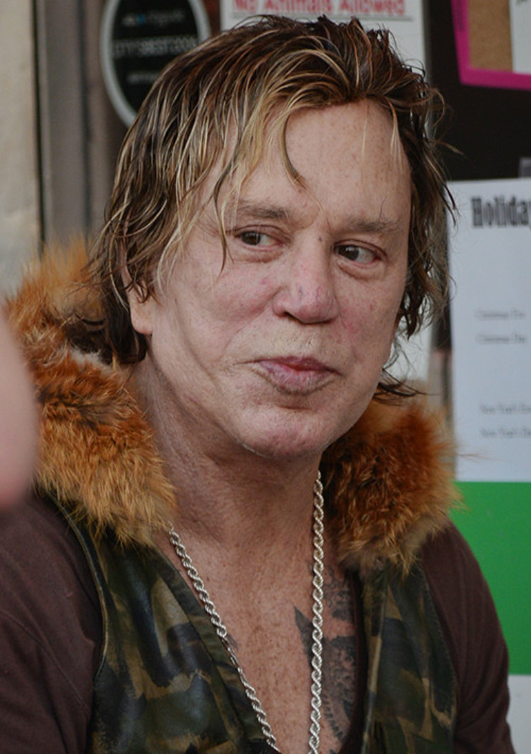 Kendisi gibi yıkık dökük bir evin bile kirasını ödeyemez hale geldi... Ünlü oyuncunun son umudu da yıkıldı... Kaderde bu yaşta evsiz kalmak da varmış