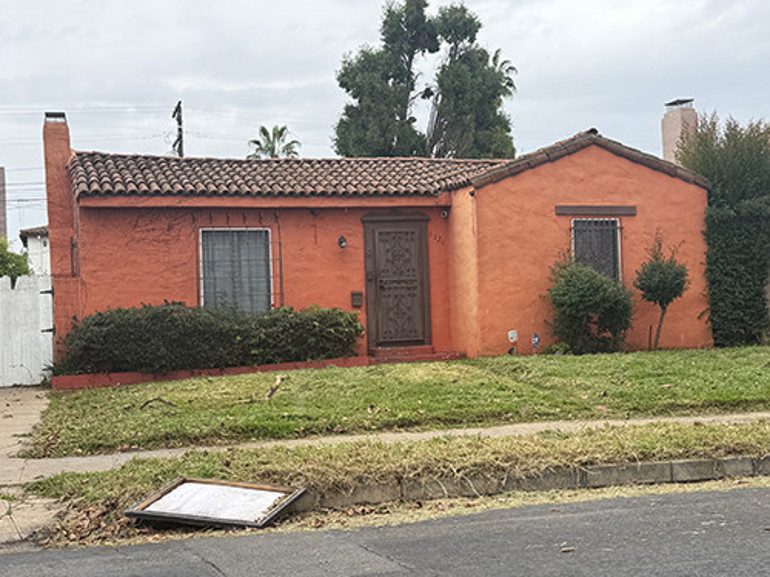 Kendisi gibi yıkık dökük bir evin bile kirasını ödeyemez hale geldi... Ünlü oyuncunun son umudu da yıkıldı... Kaderde bu yaşta evsiz kalmak da varmış