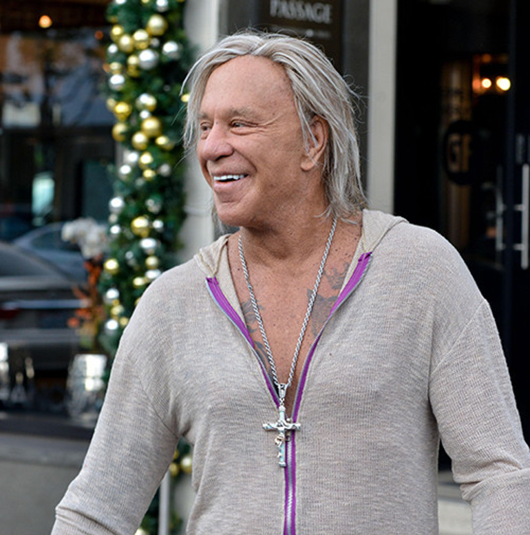 Kendisi gibi yıkık dökük bir evin bile kirasını ödeyemez hale geldi... Ünlü oyuncunun son umudu da yıkıldı... Kaderde bu yaşta evsiz kalmak da varmış