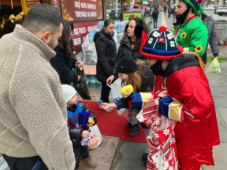 Hediyeleri Noel baba değil Hacivat ve Karagöz dağıttı
