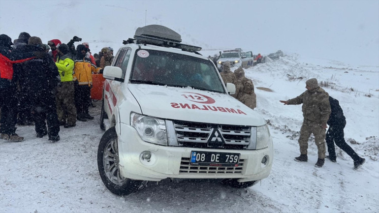 Çığ altında kalan çobanın cenazesine ulaşıldı