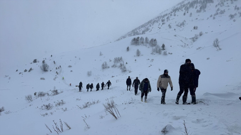 Çığ altında kalan çobanın cenazesine ulaşıldı
