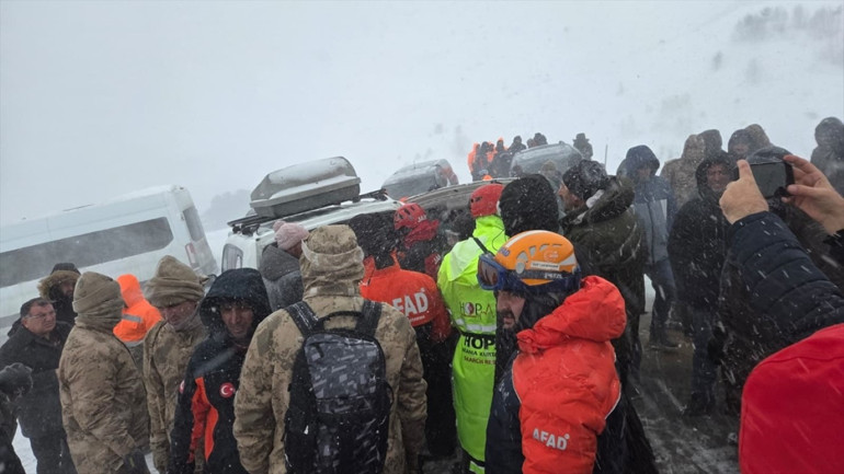 Çığ altında kalan çobanın cenazesine ulaşıldı
