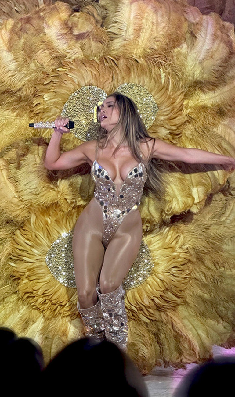  Böyle vücudunuz olsa siz de çıplak gezerdiniz