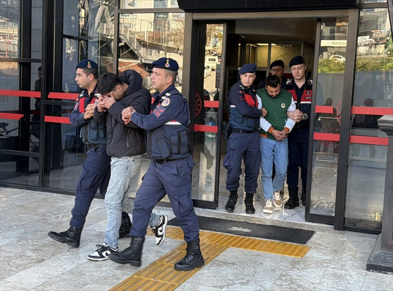 Polisin üzerine motosiklet süren 2 kişi tutuklandı