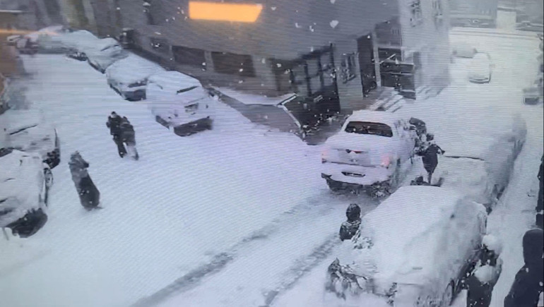 Kağıthane’de faciadan dönüldü Yokuştan kayan kamyonet kar topu oynayan çocuklara çarptı