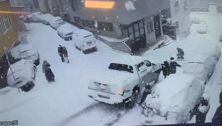 Kağıthane’de faciadan dönüldü Yokuştan kayan kamyonet kar topu oynayan çocuklara çarptı