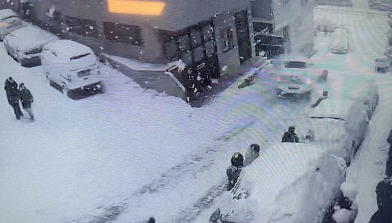 Kağıthane’de faciadan dönüldü Yokuştan kayan kamyonet kar topu oynayan çocuklara çarptı