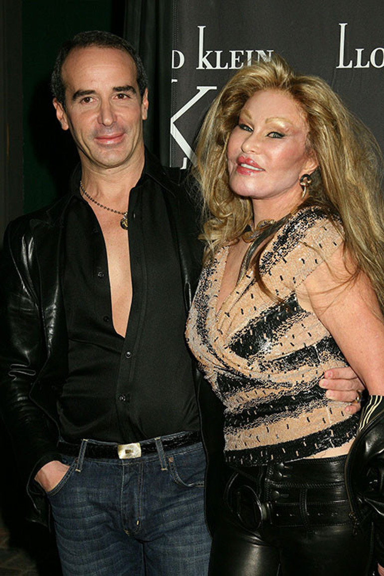 Son uykusuna yatalı bir yıl geçti... 27 yaş genç sevgilisi yerine kimseyi koyamadı... Hala onun adını fısıldıyorum