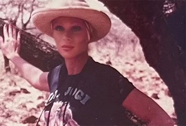 Son uykusuna yatalı bir yıl geçti... 27 yaş genç sevgilisi yerine kimseyi koyamadı... Hala onun adını fısıldıyorum