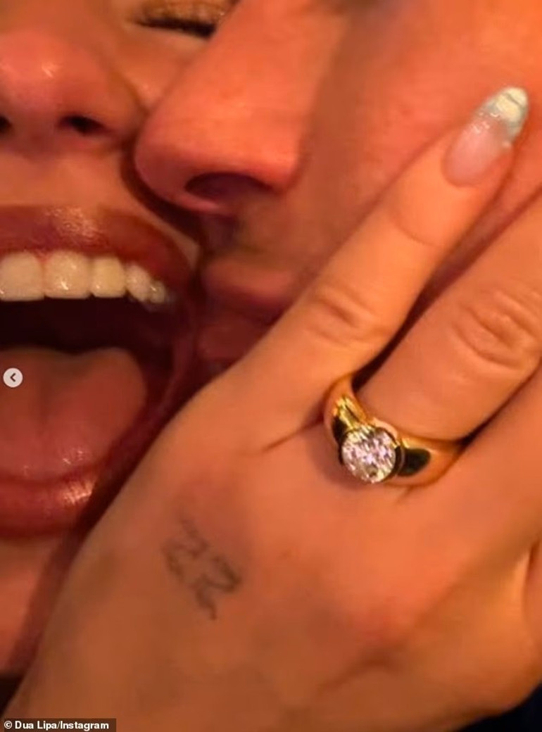 Hem işte kazandı hem de aşkta… Yüzüğü parmağında, sevdiği yanında… Geriye bir tek gelin olmak kaldı