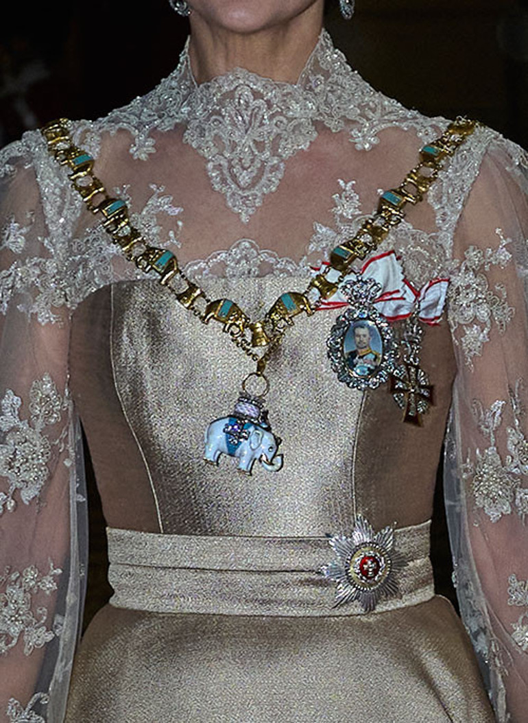 İhanetin intikamını sessizce aldı... Boşansaydı ortada kalacaktı... Şimdi mücevherler içinde yüzüyor