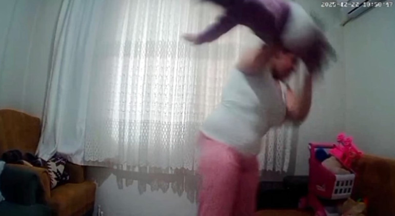 Baba şüphelenip kamera yerleştirmiş Acımasız anne bebeğine böyle şiddet uyguladı