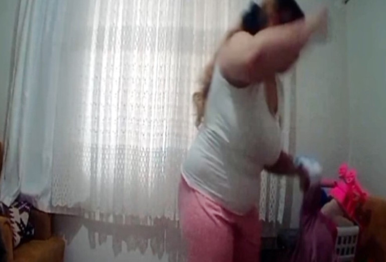 Baba şüphelenip kamera yerleştirmiş Acımasız anne bebeğine böyle şiddet uyguladı