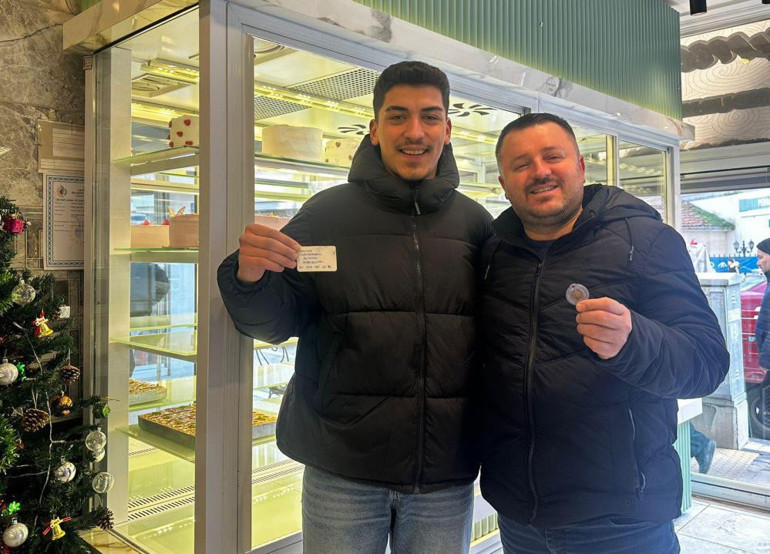 Bedava 6 tane gram altın dağıttı Gram altını görünce çok mutlu oldum