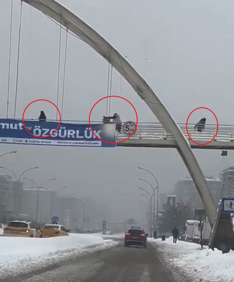 Tepki çeken görüntüler Üst geçitten kar topu atan çocukları darbetti