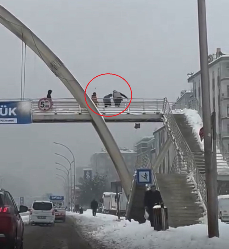 Tepki çeken görüntüler Üst geçitten kar topu atan çocukları darbetti