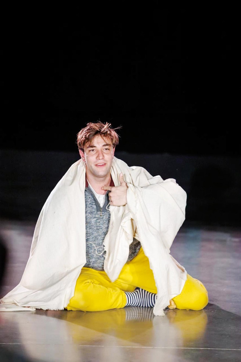 ‘Hepimiz ailelerimizin yaşadığı travmaların devamı olarak büyüyoruz’