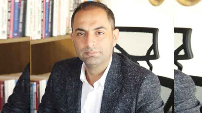 Çatı yok, kaset yok ama esnaf var