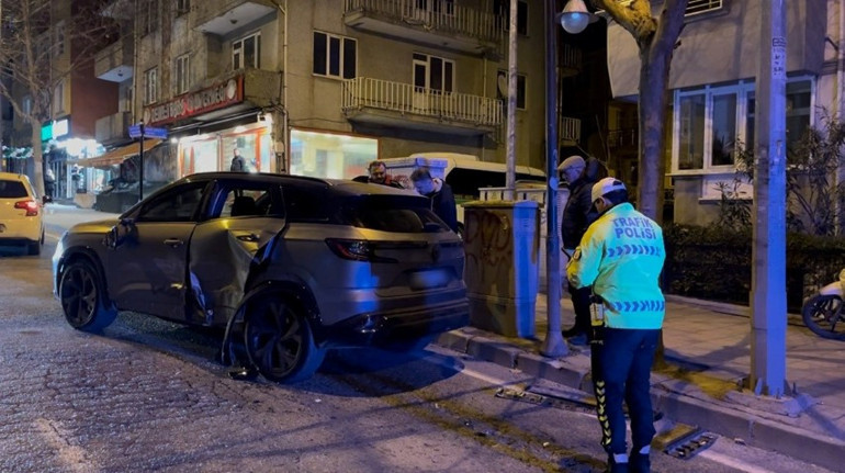 Trafik kazası sonrası eşimle kavga ettim diyerek aracını bırakıp kaçtı
