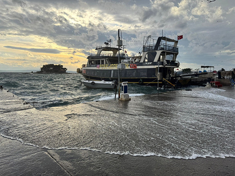İstanbul dahil 24 ilde alarm Kuvvetli fırtına geliyor: 3 bölgede sağanak yağış etkili olacak | Hava sıcaklığı bir anda değişecek: Meteoroloji il il uyardı
