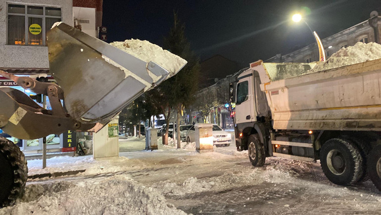 Kars’ta 500 kamyon kar şehir dışına taşındı